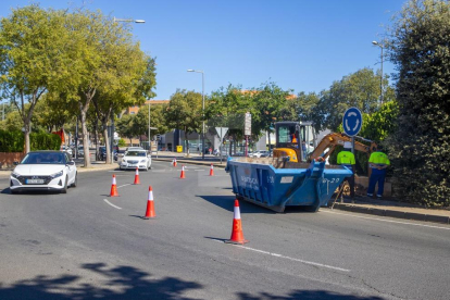 El carril interior de la rotonda, tallat per les obres de reparació de la fuita d'aigua.