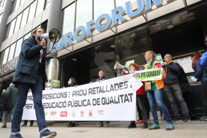 La concentració de docents aquest dimecres davant de la delegació del Govern a Lleida.