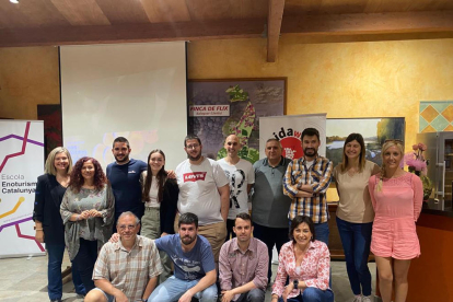 Los participantes en el curso, ayer en la bodega Costers del Sió de Balaguer. 