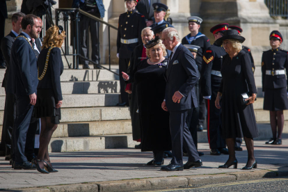 Colas para despedir a Isabel II ayer en Edimburgo.