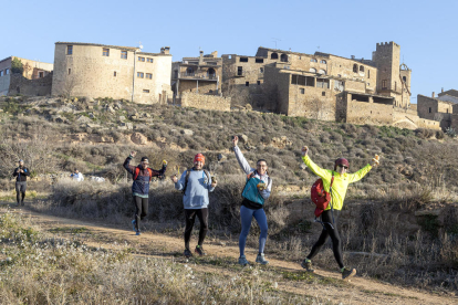 Alguns dels participants ahir en la caminada, davant del castell de Florejacs.