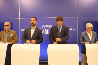 Toni Comín, Carles Puigdemont y Clara Ponsatí, ayer junto al abogado Gonzalo Boye (izquierda) tras conocerse la sentencia del TGUE.