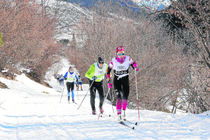 Espectacular foto àrea feta ahir durant la sortida de la quaranta-tresena Marxa Beret, amb l’ombra allargada dels esquiadors que provoca una il·lusió sobre la neu.