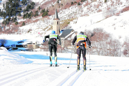 Espectacular foto àrea feta ahir durant la sortida de la quaranta-tresena Marxa Beret, amb l’ombra allargada dels esquiadors que provoca una il·lusió sobre la neu.