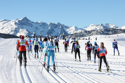 Espectacular foto àrea feta ahir durant la sortida de la quaranta-tresena Marxa Beret, amb l’ombra allargada dels esquiadors que provoca una il·lusió sobre la neu.