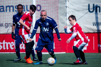 Los dos equipos posaron juntos en una jornada histórica para el equipo Genuine del Atlètic Lleida.