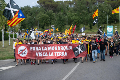 La manifestació contra la monarquia, ahir dirigint-se a l’hotel on se celebraven els premis.