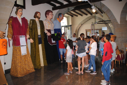 Los alumnos del colegio Sant Roc han podido conocer a los ‘gegants’ de la comarca. 