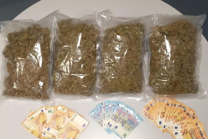 Imatge de la droga i els diners confiscats dilluns.