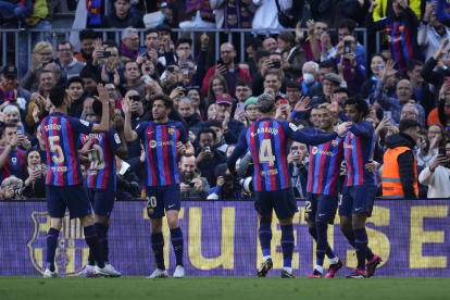 Los jugadores del Barça celebran el gol de Raphinha.