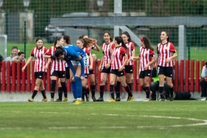 Les jugadores de l'athletic Club B celebren el gol d'elexpuru, amb la capitana de l'AEM, Iris aixalà, lamentant-se en primer pla.