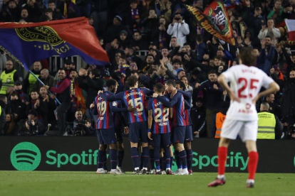 Los azulgranas festejan uno de los tres goles anotados ayer.