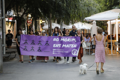 Marcha contra los feminicidios que salió ayer desde la plaza Ricard Viñes de Lleida. 