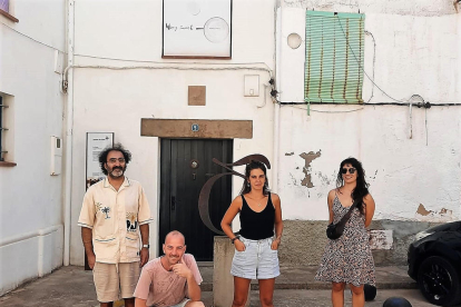 Los cuatro artistas participantes en la primera residencia creativa Lo Niu.