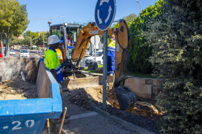 Operaris van treballar ahir a la rotonda de l’encreuament entre Rovira Roure i Onze de Setembre.