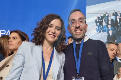 Feijóo (centre) amb els expresidents Aznar i Rajoy (als extrems) ahir al congrés del País Valencià.