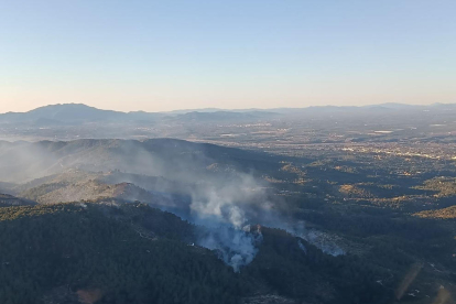 Imatge de l’àrea del perímetre de l’incendi forestal declarat ahir a Bítem, a Tarragona.