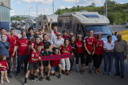 Aficionados de Osasuna, en ruta hacia Sevilla para vivir la final.