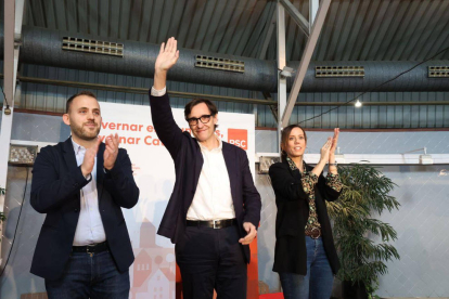 El primer secretario del PSC, Salvador Illa (en el centro), ayer en un acto de precampaña en Sabadell. 