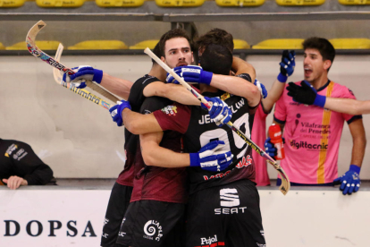 Jugadors del Finques Prats Lleida celebren un dels gols que van marcar a Vilafranca.