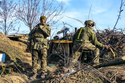 Soldats ucraïnesos d’una unitat antiaèria, en un lloc no revelat a prop de la ciutat de Bakhmut.