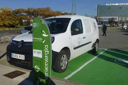 Free2move eSolutions i Feníe Energía han firmat un acord de col·laboració per instal·lar punts de recàrrega als clients que adquireixin vehicles elèctrics.