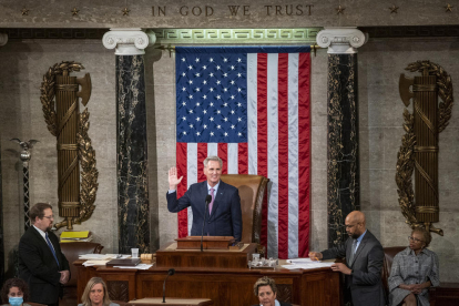 Kevin McCarthy jura como presidente de la Cámara de Representantes tras ser elegido.