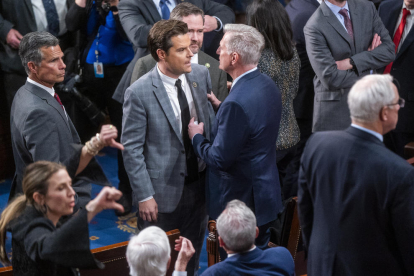 Kevin McCarthy jura com a president de la Cambra de Representants després de ser elegit.