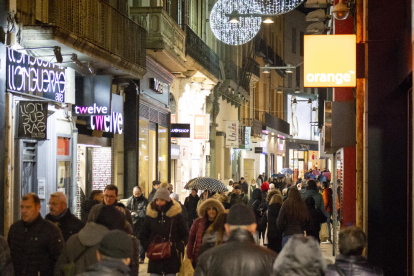 Vista general del carrer Major ahir a la tarda, amb la majoria de les botigues obertes.