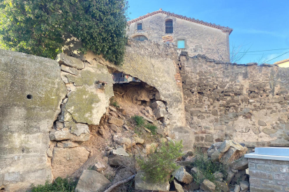 El mur esfondrat al centre de Mont-roig.