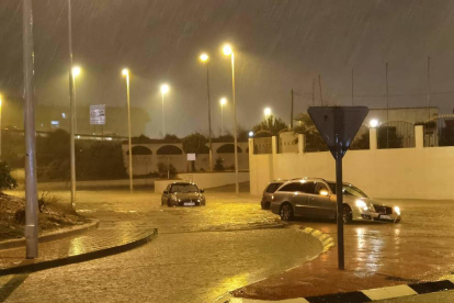 Las fuertes lluvias arrastraron vehículos con conductores dentro.