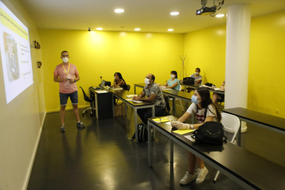 Imatge d’arxiu d’una classe en una autoescola de Lleida.