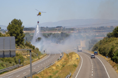 Moment d’una de les descàrregues d’aigua que va fer l’helicòpter dels Bombers.