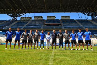 El president del Lleida Esportiu, al centre, amb els responsables del futbol base aquesta temporada.