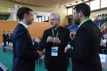 Josep Serveto i Francesc Viaplana parlen amb el bisbe de la Seu