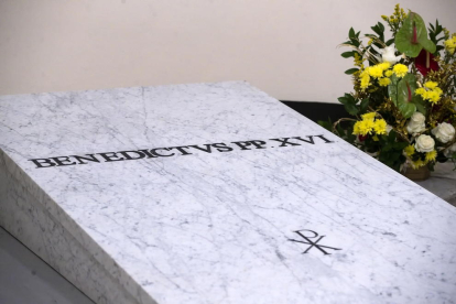 La tumba de Benedicto XVI ya puede ser visitada en la cripta vaticana
