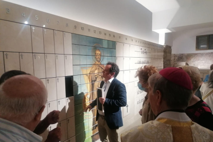 El bisbe de Lleida, beneint ahir els columbaris de l’església de Sant Pere Apòstol.