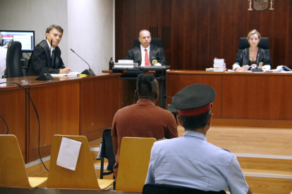 El acusado de abusar de la hija de su pareja cuando la niña tenía 6 años, en el juicio en la Audiencia de Lleida.