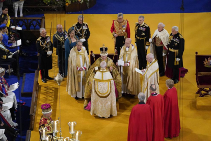 El rey Carlos III recibe la corona de Sant Eduard durante la ceremonia de coronación que ha tenido lugar en la Abadía de Westminster.