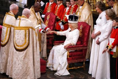 La reina Camil·la amb la corona de la reina Maria durant la cerimònia de coronació a Westminster.