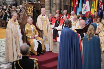 Carles III durant la cerimònia de coronació a Westminster.