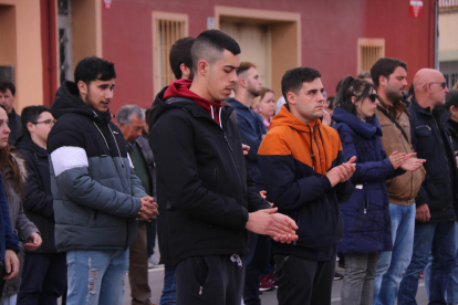 Veïns de Camarles aplaudint després del minut de silenci fet en record dels tres joves del municipi morts en un accident de trànsit aquest diumenge a la TV-3022