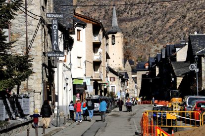 La ocupación turística se sitúa al 70% en el Pirineo pero el Arán y la Cerdanya sufren anulaciones por la falta de nieve
