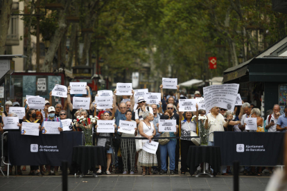 Manifestantes abuchearon a los políticos presentes e interrumpieron el minuto de silencio.