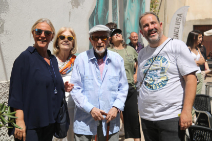 Josep Vallverdú conoce el mural que rinde homenaje a su mundo literario al 8.º Gargar de Penelles