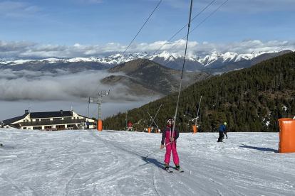 La ocupación turística se sitúa al 70% en el Pirineo pero el Arán y la Cerdanya sufren anulaciones por la falta de nieve