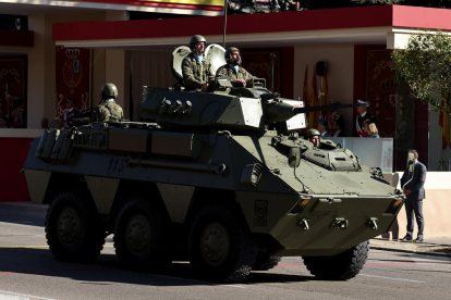 Un tanc de l'Exèrcit de Terra durant la desfilada.