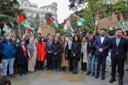 Manifestacions davant del Congrés per un “Sàhara lliure” - Les mostres de disconformitat davant del gir del Govern amb el Sàhara es van estendre als afores del Congrés, on un grup de manifestants sahrauís van protestar i van reclamar el ca ...