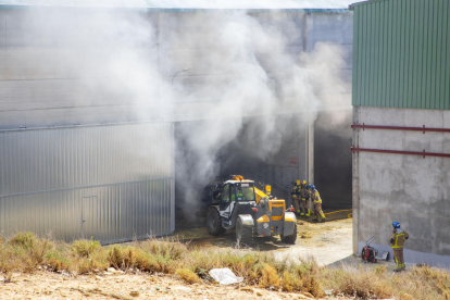 Efectius dels Bombers treballant ahir al foc d’Alcarràs.