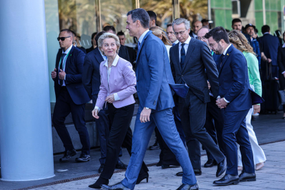 El president de la Generalitat, Pere Aragonès, i el president del govern espanyol, Pedro Sánchez, entren a l'Hotel W acompanyats de la presidenta de la CE, Ursula Von der Leyen, i el president del Cercle d'Economia, Javier Faus al maig del 2022.